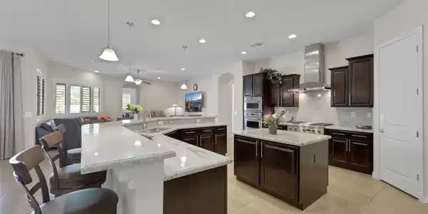 Image 3: Culinary excellence meets casual living in this sp