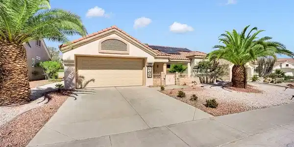Image 2: 2 car garage
