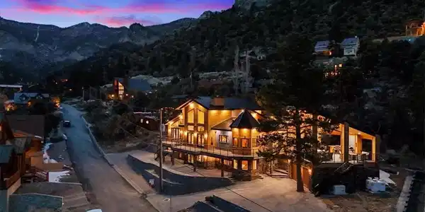 Image 3: Perched on a mountain slope, this home features il