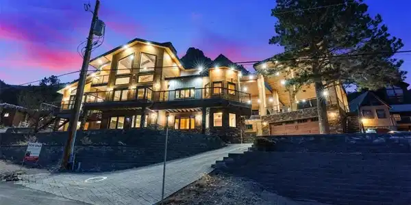 Image 4: This modern mountain retreat offers spacious balco