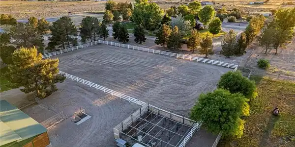 Image 3: Riding arena