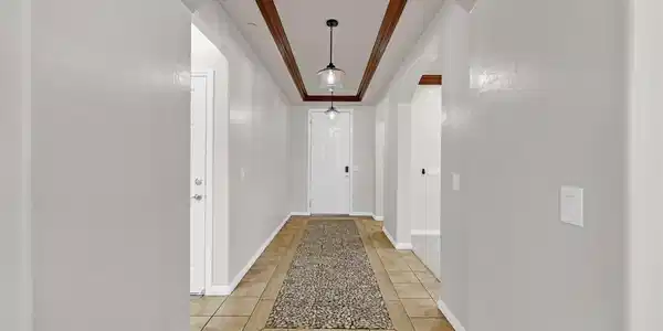 Image 4: A welcoming entryway showcases an elegant tray cei