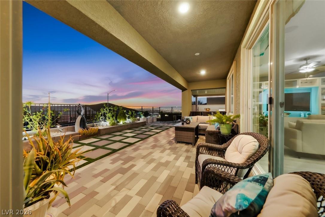 Image 2: Extensive high-class pavers with with covered pati