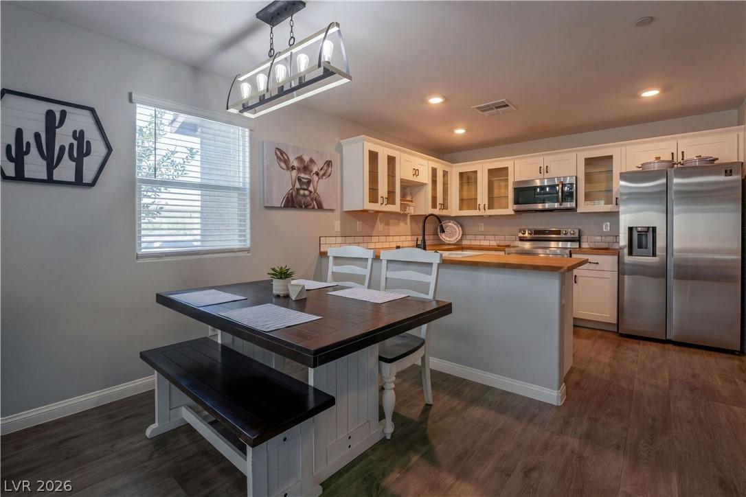 Image 2: Kitchen features stainless steel appliances, light