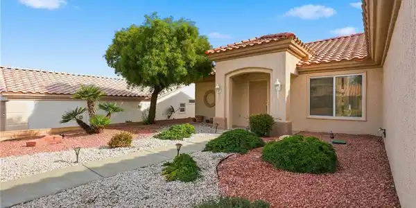 Image 4: Front porch entry.