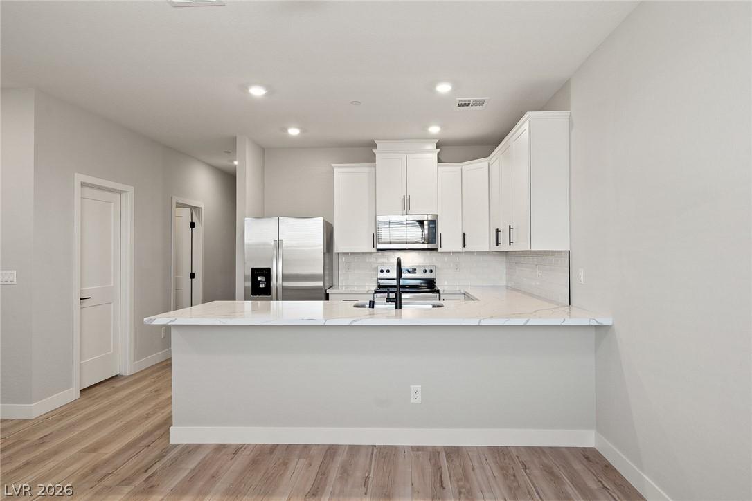 Image 3: Bright and open, this contemporary kitchen feature