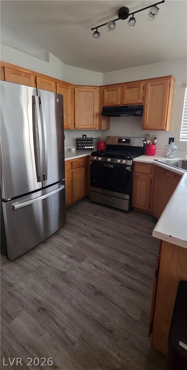 Image 3: A functional kitchen provides ample cabinetry, con