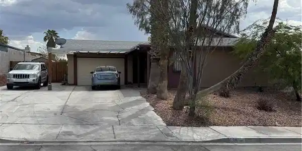 Image 2: An inviting driveway and neatly kept front yard we