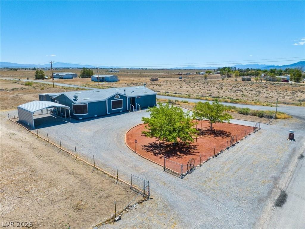 Image 4: This expansive property features a well-maintained