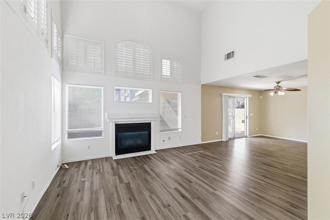 Image 4: Living Room