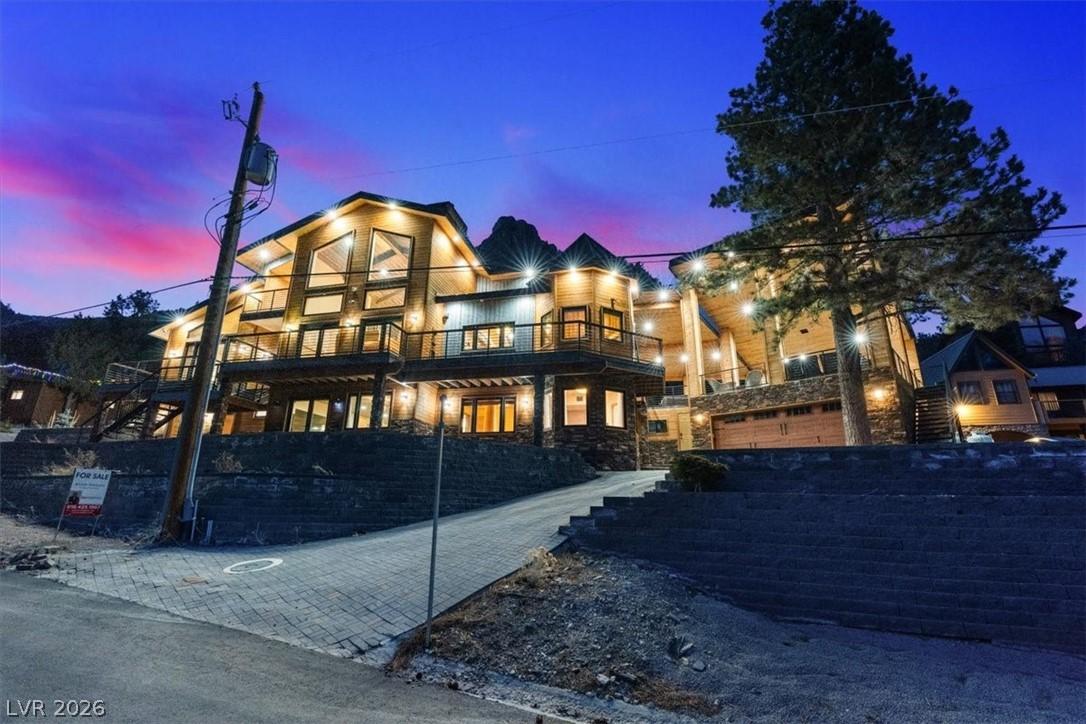 Image 4: This modern mountain retreat offers spacious balco