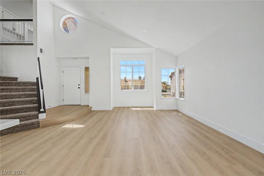 Image 4: A spacious entrance hall offers high vaulted ceili