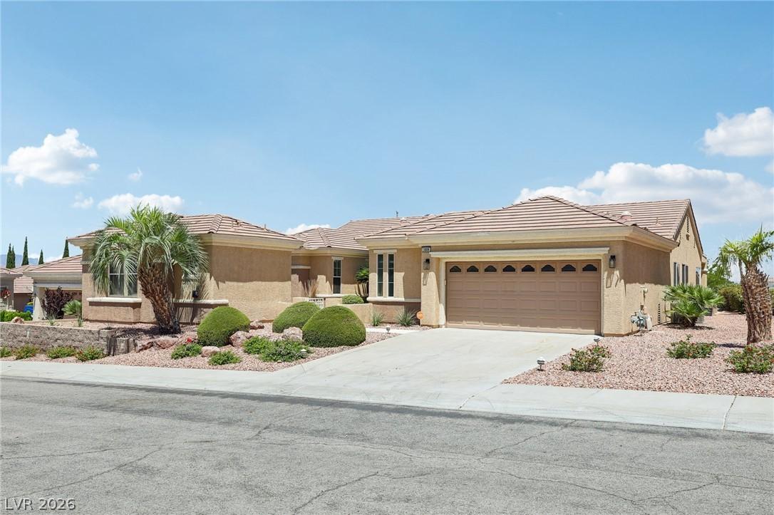 Image 3: Built by Del Webb, this residence includes a 2.5 c