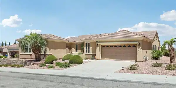 Image 3: Built by Del Webb, this residence includes a 2.5 c