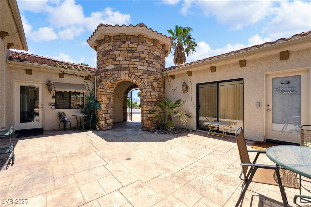 Image 1: Studio Casita to the right. Guest quarters door to