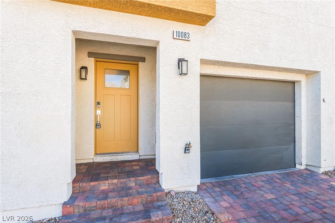 Image 2: Front Entry and Garage
