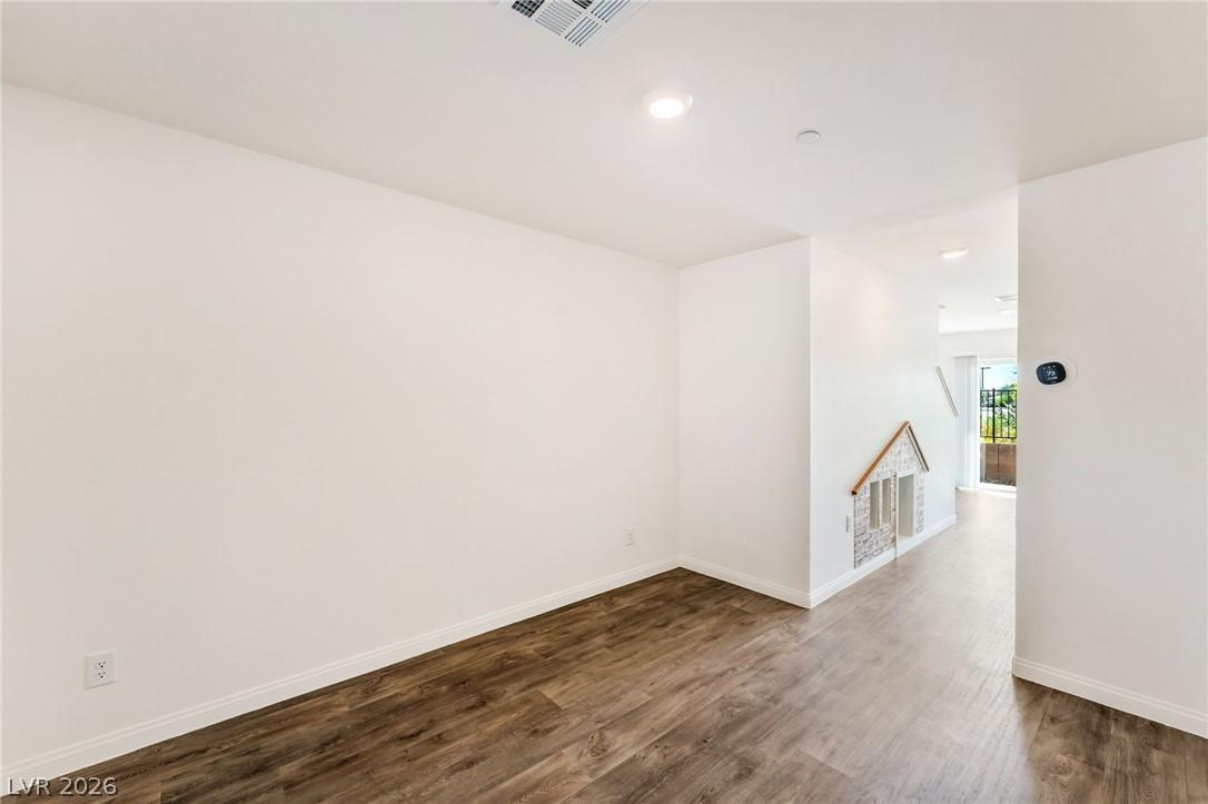 Image 3: 1st Level: Entry View