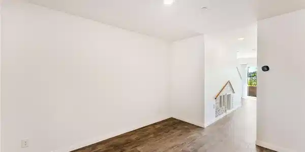 Image 3: 1st Level: Entry View
