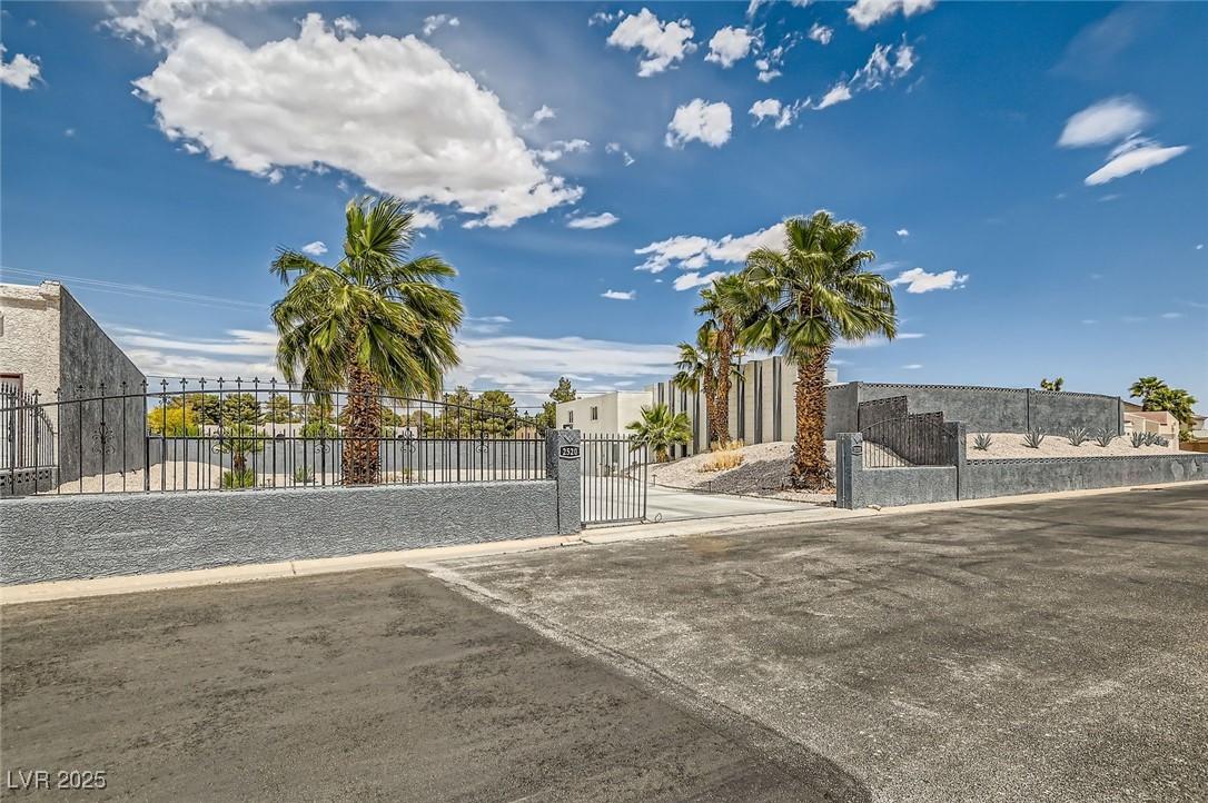 Image 4: Gate with a fenced front yard