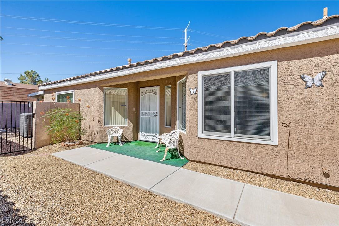 Image 4: A quaint desert dwelling featuring a charming fron