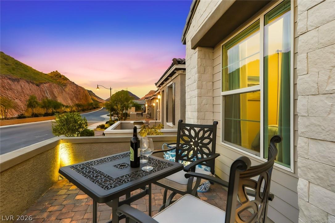 Image 1: Enjoy the rainbow canyon rockery from your front c