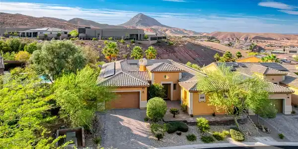 Image 4: An inviting exterior with desert-friendly landscap
