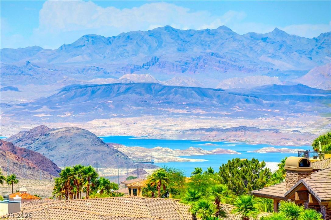 Image 4: Beautiful Panoramic Views of Lake Mead and the Col