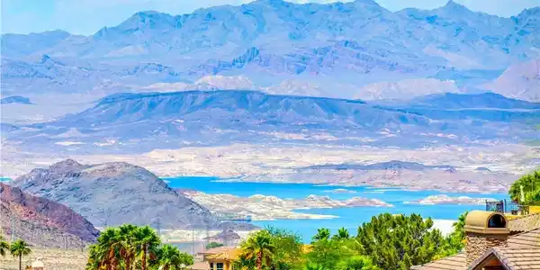 Image 4: Beautiful Panoramic Views of Lake Mead and the Col