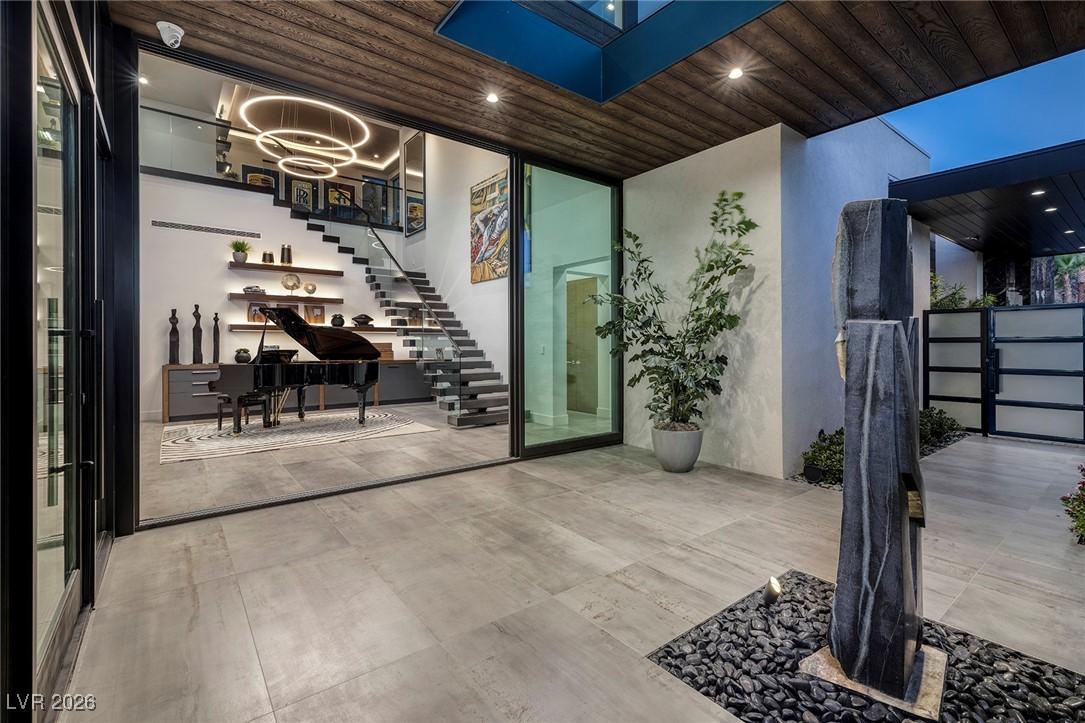 Image 2: Residence 2 Model Entry