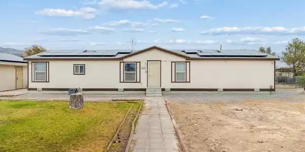 Image 4: A desert oasis with solar-equipped residence, gara