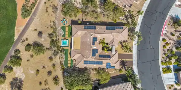 Image 4: Solar-powered desert oasis with a private spa, ide