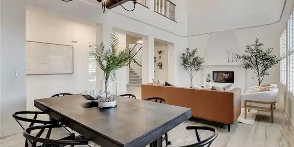 Image 3: Architectural ceiling beams and an open-concept la