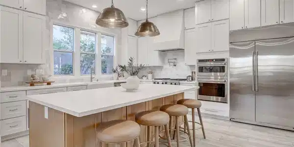 Image 4: An inviting kitchen features a large island and am