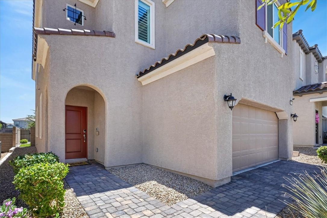 Image 4: A terracotta-colored door welcomes guests, complem