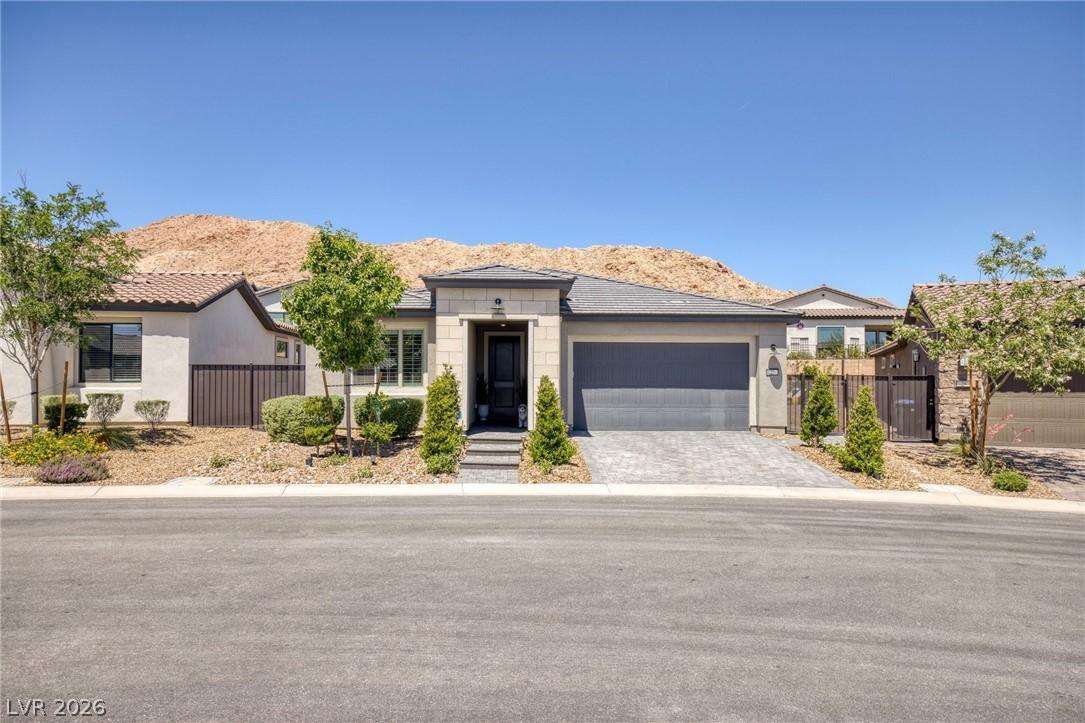 Image 4: Gated access on both sides of the home provides ad