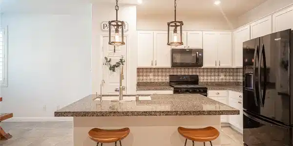 Image 2: A well-maintained multi-unit residence with inviti