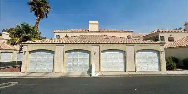 1900 N Torrey Pines Drive