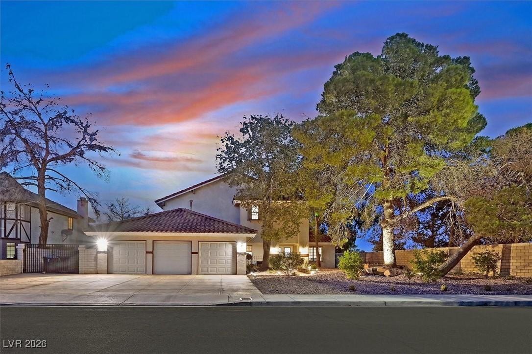 Image 1: 3 Car garage, RV Parking  on the side