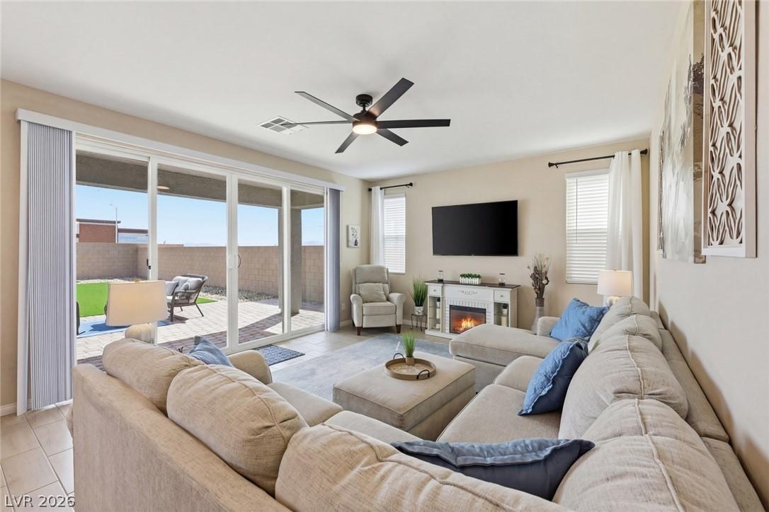 Image 2: Huge Family Room with 12ft Slide Door