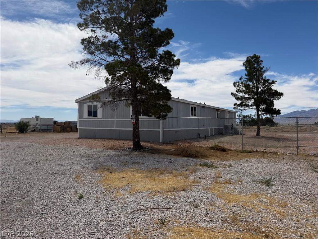Image 4: A manufactured home with a gravel yard, offering o