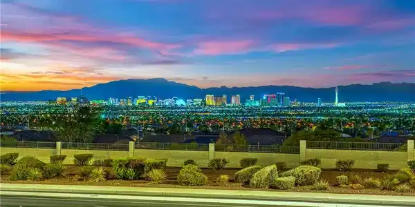 Image 4: UNOBSTRUCTED STRIP & VALLEY VIEWS!