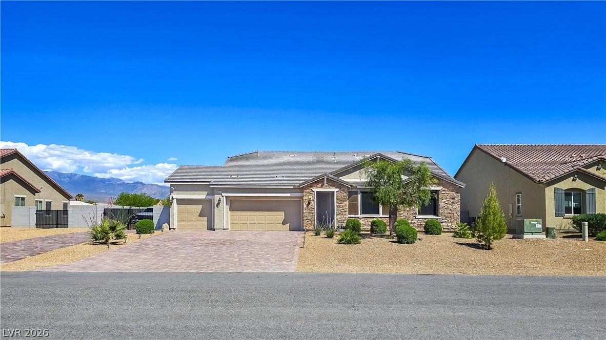 Image 3: A desert-friendly landscape surrounds this charmin