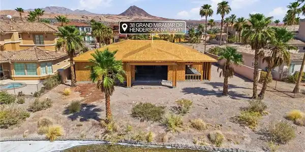 Image 3: A desert oasis with a lakefront property awaits, o
