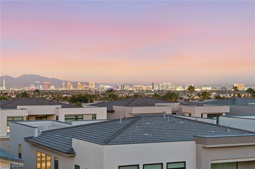 Image 1: Breathtaking Unobstructed LV Stip Views