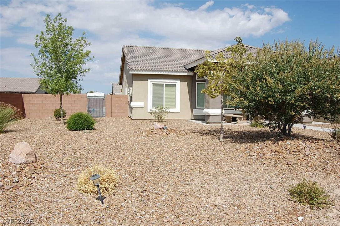 Image 4: A desert-friendly front yard with drought-tolerant