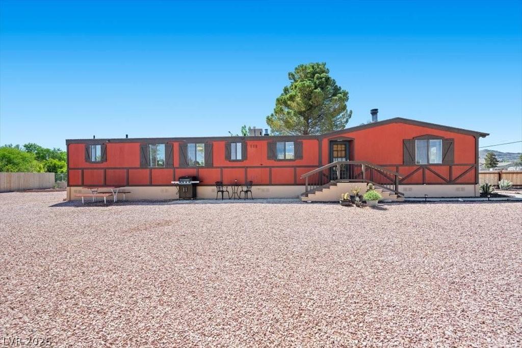 Image 4: Small-town living, long-range mountain views, no H