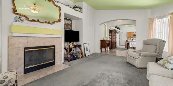 Image 4: An arched doorway connects the carpeted living spa