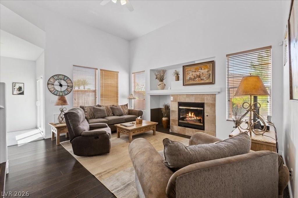 Image 4: Relax in this inviting living room featuring a war