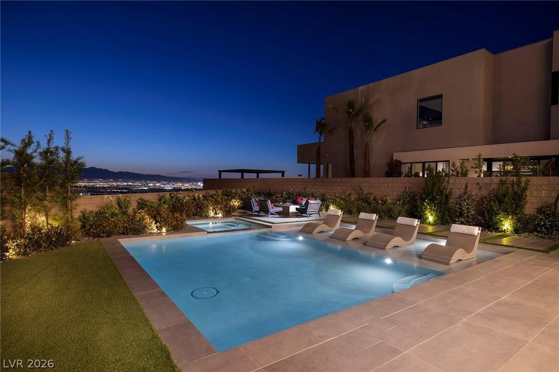 Image 3: Pool with Strip View