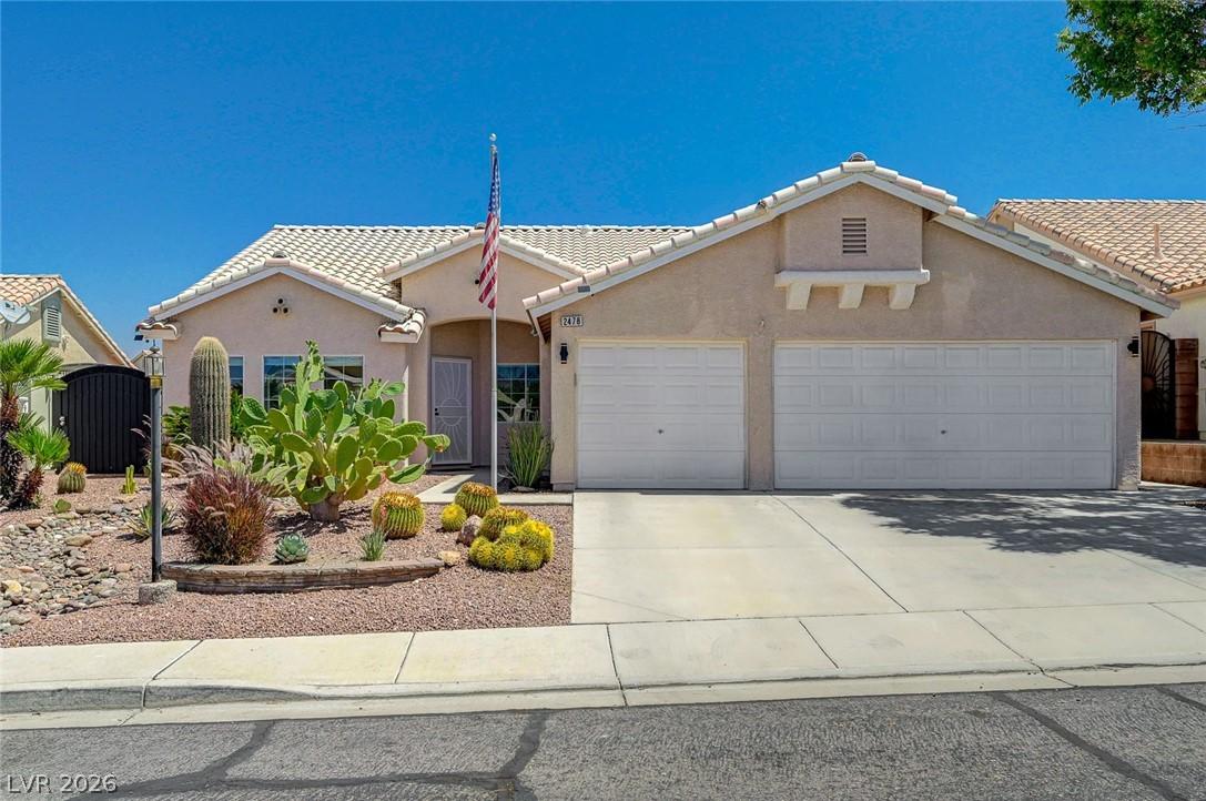 Image 3: This desert oasis features a low-maintenance lands